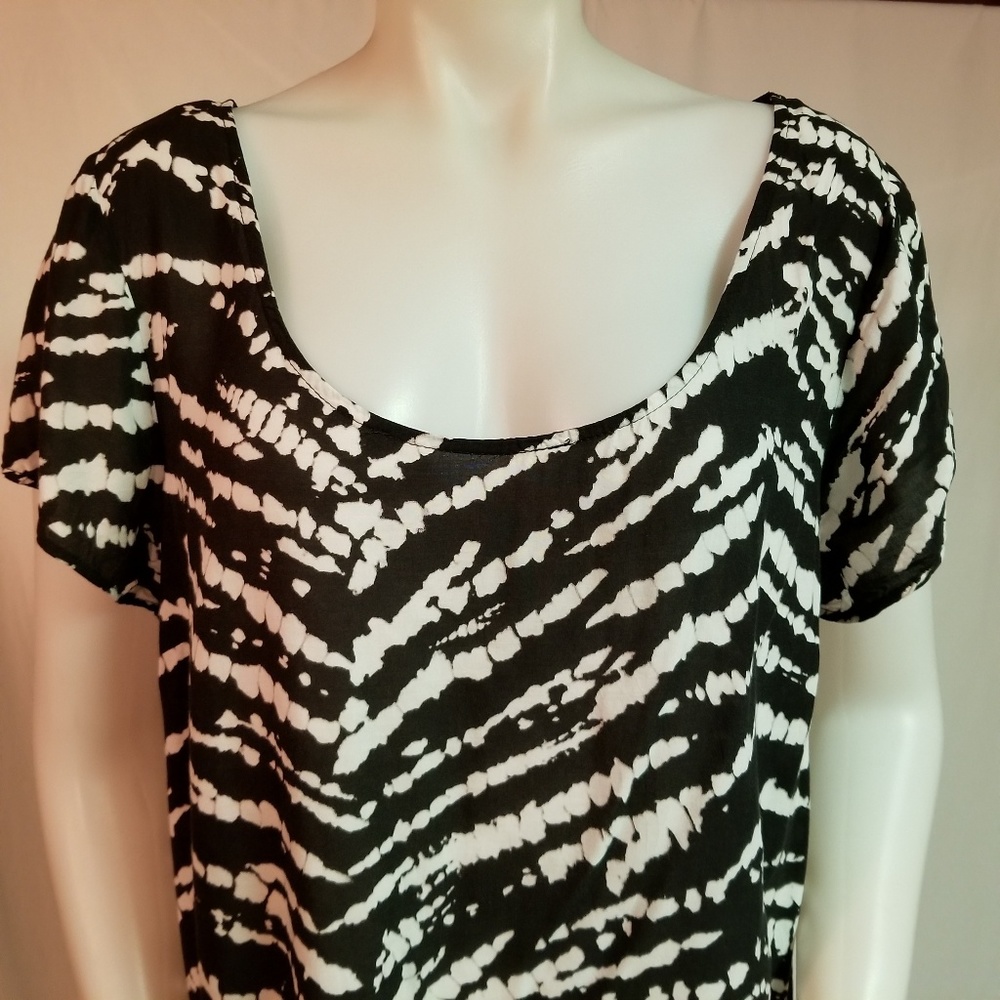 Torrid 2X Black White Open Back Short Sleeve Top